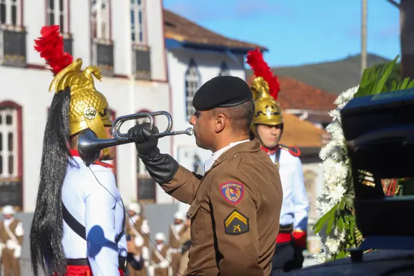 Praça Tiradentes, no centro de Ouro Preto, recebe a tradicional honra militar, com presença dos Dragões da Inconfidência