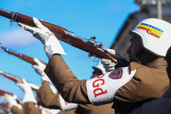 Praça Tiradentes, no centro de Ouro Preto, recebe a tradicional honra militar, com presença dos Dragões da Inconfidência