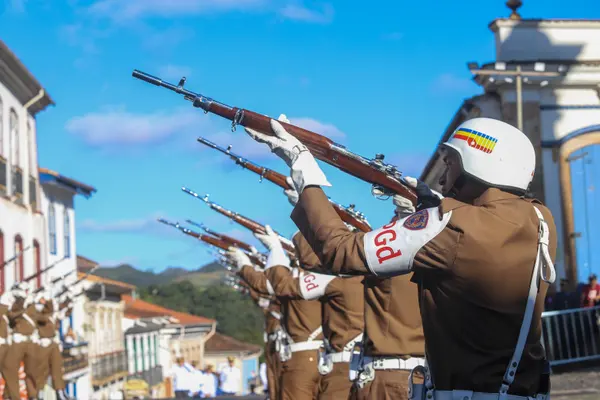 Praça Tiradentes, no centro de Ouro Preto, recebe a tradicional honra militar, com presença dos Dragões da Inconfidência
