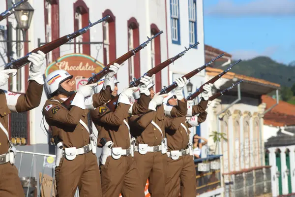 Praça Tiradentes, no centro de Ouro Preto, recebe a tradicional honra militar, com presença dos Dragões da Inconfidência