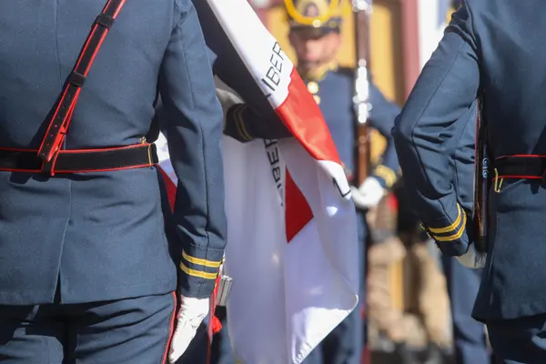 Praça Tiradentes, no centro de Ouro Preto, recebe a tradicional honra militar, com presença dos Dragões da Inconfidência