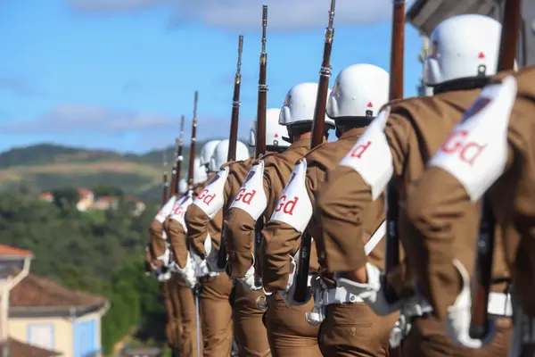 Praça Tiradentes, no centro de Ouro Preto, recebe a tradicional honra militar, com presença dos Dragões da Inconfidência