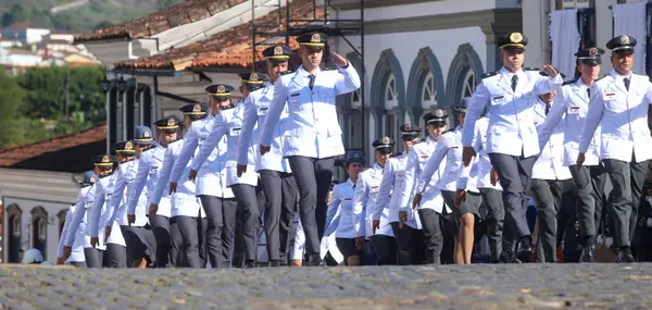 Praça Tiradentes, no centro de Ouro Preto, recebe a tradicional honra militar, com presença dos Dragões da Inconfidência