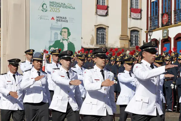 Praça Tiradentes, no centro de Ouro Preto, recebe a tradicional honra militar, com presença dos Dragões da Inconfidência