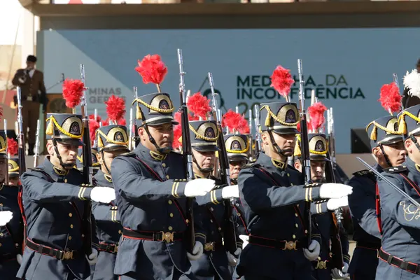 Praça Tiradentes, no centro de Ouro Preto, recebe a tradicional honra militar, com presença dos Dragões da Inconfidência