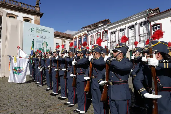 Praça Tiradentes, no centro de Ouro Preto, recebe a tradicional honra militar, com presença dos Dragões da Inconfidência