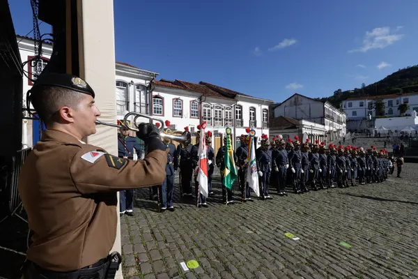 Praça Tiradentes, no centro de Ouro Preto, recebe a tradicional honra militar, com presença dos Dragões da Inconfidência