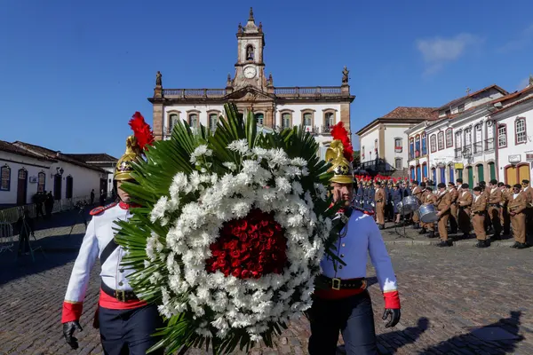 Praça Tiradentes, no centro de Ouro Preto, recebe a tradicional honra militar, com presença dos Dragões da Inconfidência