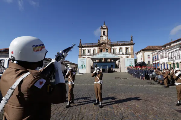 Praça Tiradentes, no centro de Ouro Preto, recebe a tradicional honra militar, com presença dos Dragões da Inconfidência
