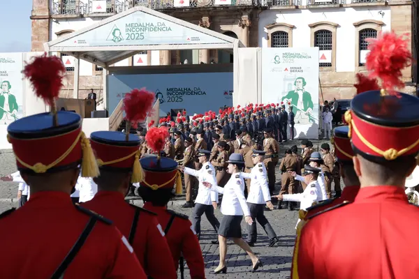 Praça Tiradentes, no centro de Ouro Preto, recebe a tradicional honra militar, com presença dos Dragões da Inconfidência