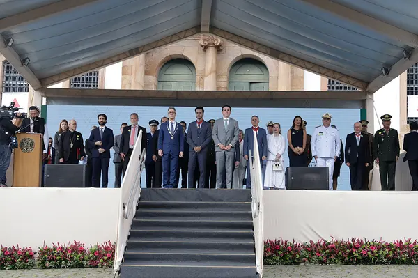 Praça Tiradentes, no centro de Ouro Preto, recebe a tradicional honra militar, com presença dos Dragões da Inconfidência