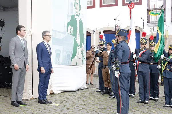Praça Tiradentes, no centro de Ouro Preto, recebe a tradicional honra militar, com presença dos Dragões da Inconfidência