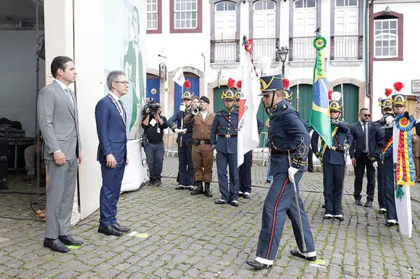 Praça Tiradentes, no centro de Ouro Preto, recebe a tradicional honra militar, com presença dos Dragões da Inconfidência