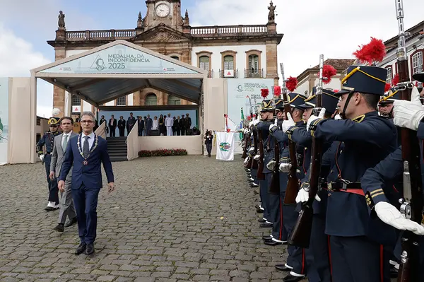 Praça Tiradentes, no centro de Ouro Preto, recebe a tradicional honra militar, com presença dos Dragões da Inconfidência