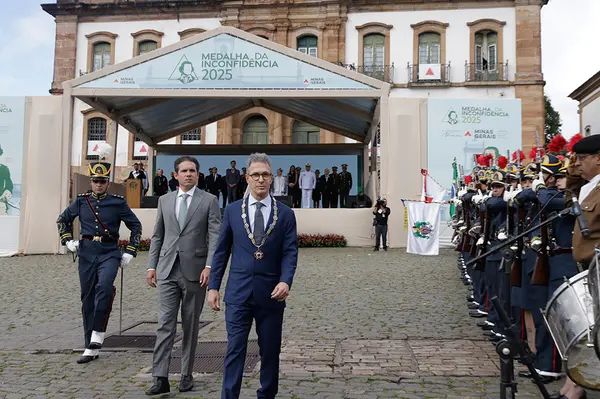 Praça Tiradentes, no centro de Ouro Preto, recebe a tradicional honra militar, com presença dos Dragões da Inconfidência