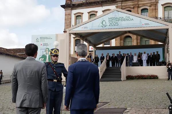 Praça Tiradentes, no centro de Ouro Preto, recebe a tradicional honra militar, com presença dos Dragões da Inconfidência