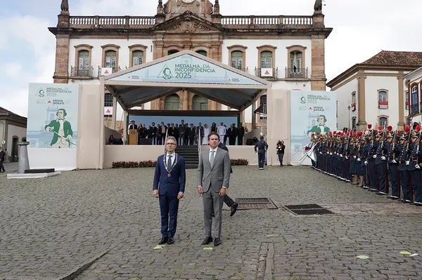 Praça Tiradentes, no centro de Ouro Preto, recebe a tradicional honra militar, com presença dos Dragões da Inconfidência