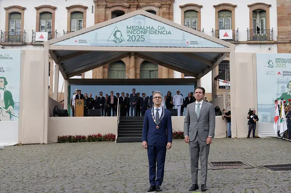 Praça Tiradentes, no centro de Ouro Preto, recebe a tradicional honra militar, com presença dos Dragões da Inconfidência