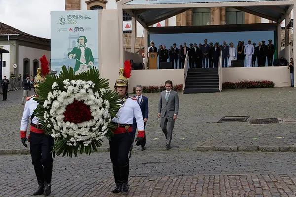 Praça Tiradentes, no centro de Ouro Preto, recebe a tradicional honra militar, com presença dos Dragões da Inconfidência