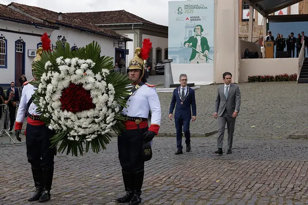 Praça Tiradentes, no centro de Ouro Preto, recebe a tradicional honra militar, com presença dos Dragões da Inconfidência