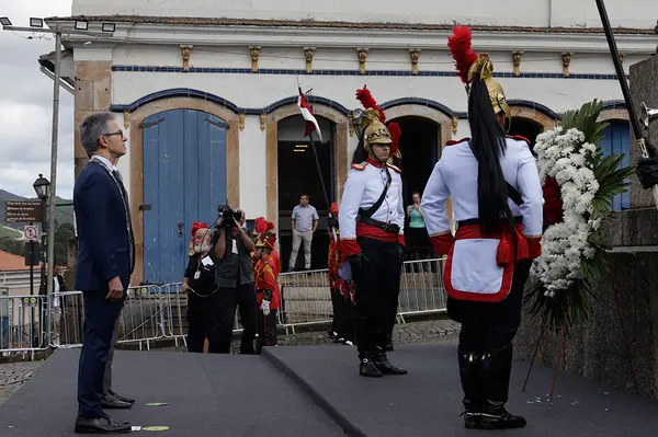 Praça Tiradentes, no centro de Ouro Preto, recebe a tradicional honra militar, com presença dos Dragões da Inconfidência