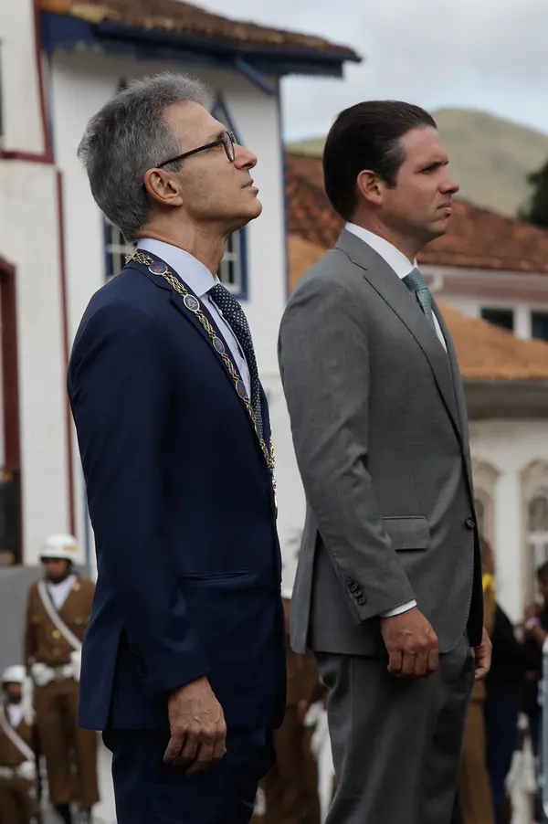 Praça Tiradentes, no centro de Ouro Preto, recebe a tradicional honra militar, com presença dos Dragões da Inconfidência
