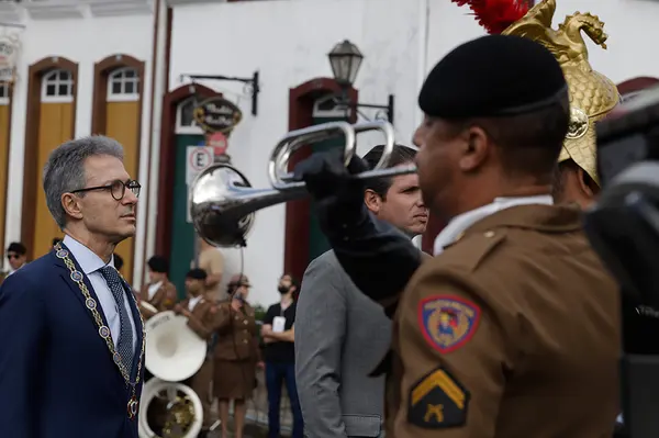 Praça Tiradentes, no centro de Ouro Preto, recebe a tradicional honra militar, com presença dos Dragões da Inconfidência