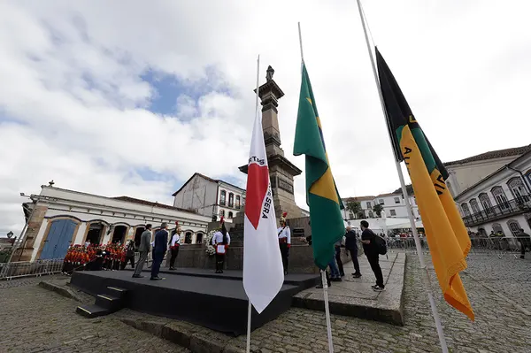 Praça Tiradentes, no centro de Ouro Preto, recebe a tradicional honra militar, com presença dos Dragões da Inconfidência