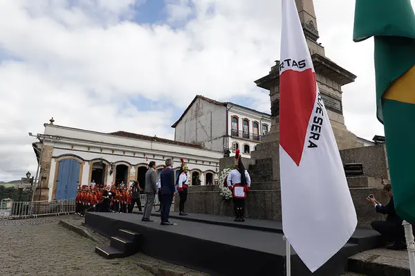 Praça Tiradentes, no centro de Ouro Preto, recebe a tradicional honra militar, com presença dos Dragões da Inconfidência