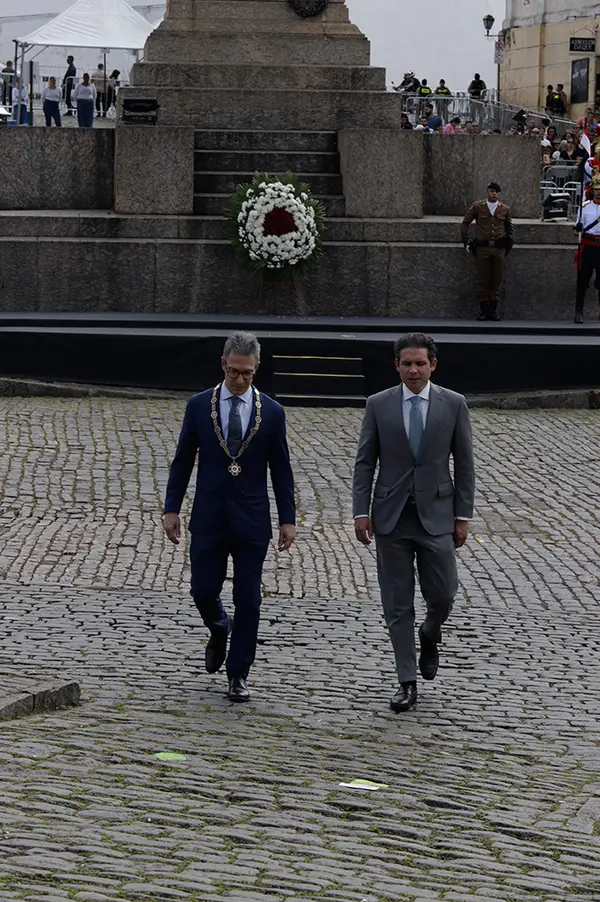 Praça Tiradentes, no centro de Ouro Preto, recebe a tradicional honra militar, com presença dos Dragões da Inconfidência
