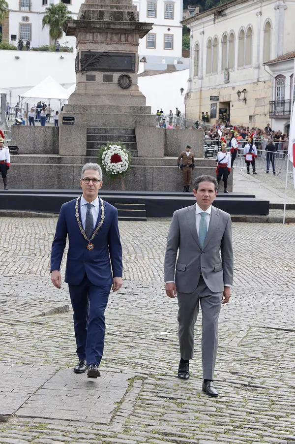 Praça Tiradentes, no centro de Ouro Preto, recebe a tradicional honra militar, com presença dos Dragões da Inconfidência