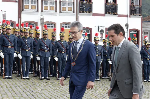 Praça Tiradentes, no centro de Ouro Preto, recebe a tradicional honra militar, com presença dos Dragões da Inconfidência