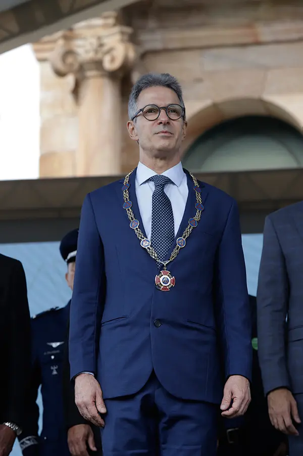 Praça Tiradentes, no centro de Ouro Preto, recebe a tradicional honra militar, com presença dos Dragões da Inconfidência