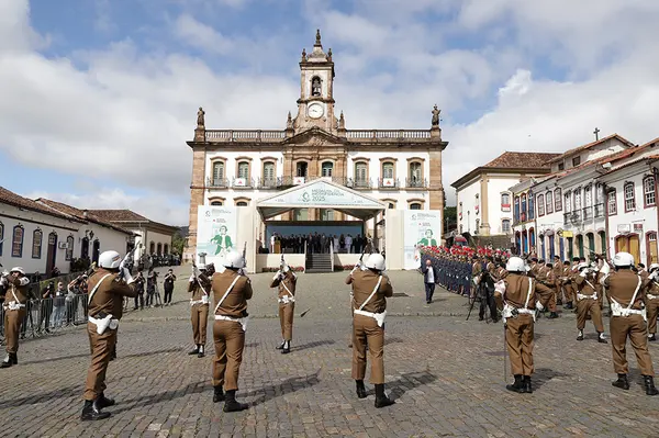 Praça Tiradentes, no centro de Ouro Preto, recebe a tradicional honra militar, com presença dos Dragões da Inconfidência