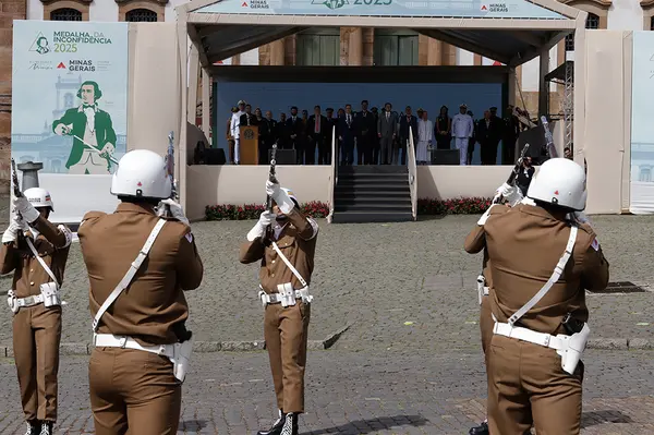 Praça Tiradentes, no centro de Ouro Preto, recebe a tradicional honra militar, com presença dos Dragões da Inconfidência