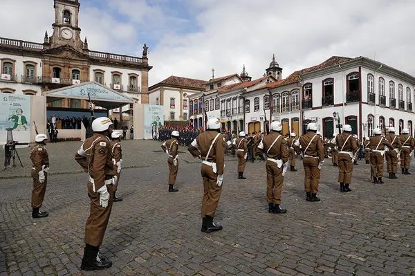 Praça Tiradentes, no centro de Ouro Preto, recebe a tradicional honra militar, com presença dos Dragões da Inconfidência