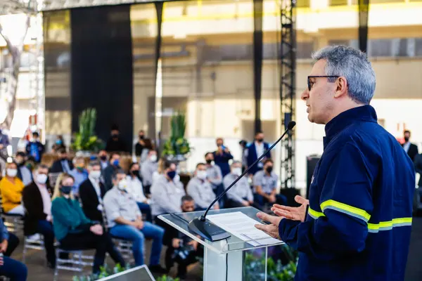 Praça Tiradentes, no centro de Ouro Preto, recebe a tradicional honra militar, com presença dos Dragões da Inconfidência