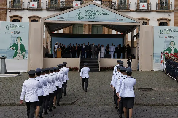 Praça Tiradentes, no centro de Ouro Preto, recebe a tradicional honra militar, com presença dos Dragões da Inconfidência