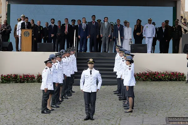 Praça Tiradentes, no centro de Ouro Preto, recebe a tradicional honra militar, com presença dos Dragões da Inconfidência