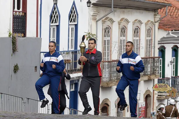Praça Tiradentes, no centro de Ouro Preto, recebe a tradicional honra militar, com presença dos Dragões da Inconfidência