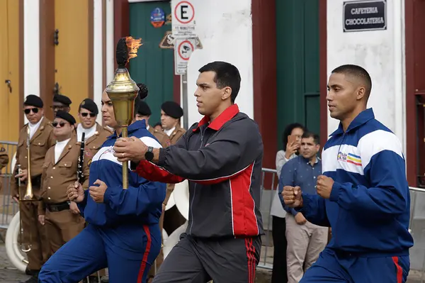 Praça Tiradentes, no centro de Ouro Preto, recebe a tradicional honra militar, com presença dos Dragões da Inconfidência