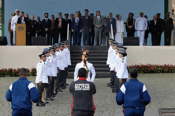 Praça Tiradentes, no centro de Ouro Preto, recebe a tradicional honra militar, com presença dos Dragões da Inconfidência