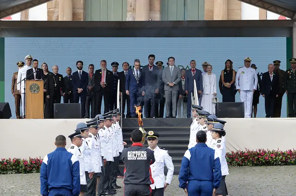Praça Tiradentes, no centro de Ouro Preto, recebe a tradicional honra militar, com presença dos Dragões da Inconfidência