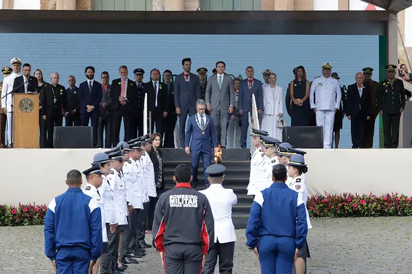 Praça Tiradentes, no centro de Ouro Preto, recebe a tradicional honra militar, com presença dos Dragões da Inconfidência
