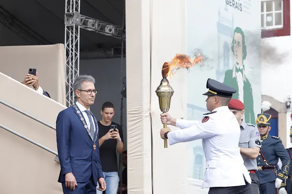 Praça Tiradentes, no centro de Ouro Preto, recebe a tradicional honra militar, com presença dos Dragões da Inconfidência