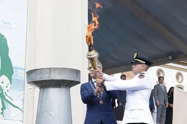 Praça Tiradentes, no centro de Ouro Preto, recebe a tradicional honra militar, com presença dos Dragões da Inconfidência