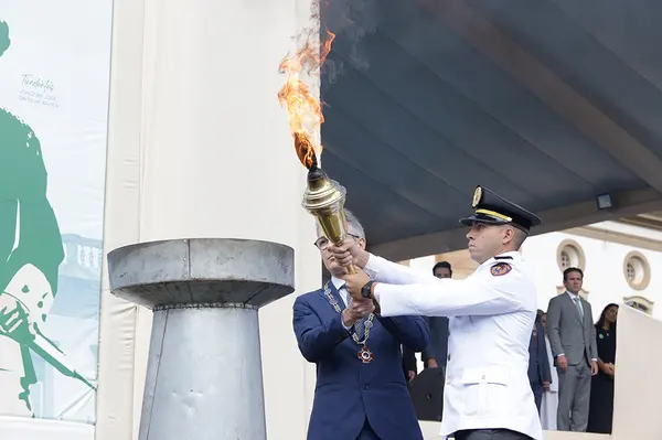 Praça Tiradentes, no centro de Ouro Preto, recebe a tradicional honra militar, com presença dos Dragões da Inconfidência