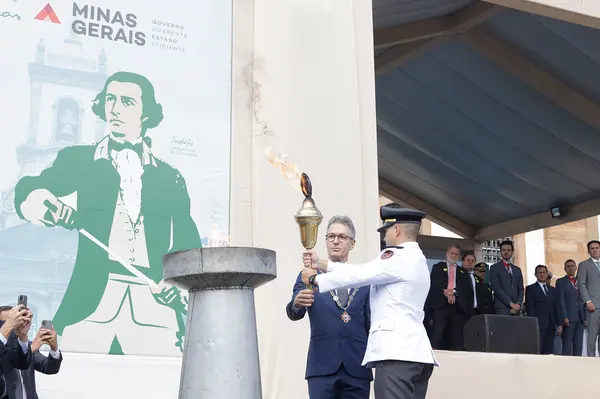 Praça Tiradentes, no centro de Ouro Preto, recebe a tradicional honra militar, com presença dos Dragões da Inconfidência