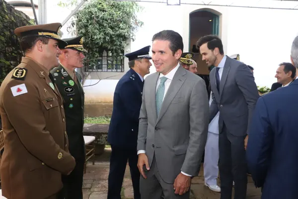 Praça Tiradentes, no centro de Ouro Preto, recebe a tradicional honra militar, com presença dos Dragões da Inconfidência