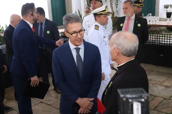 Praça Tiradentes, no centro de Ouro Preto, recebe a tradicional honra militar, com presença dos Dragões da Inconfidência